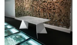 Tavolo in metallo con piano in marmo