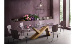 Tavolo con base in legno e piano in vetro