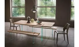 Tavolo con gambe in vetro e piano in legno