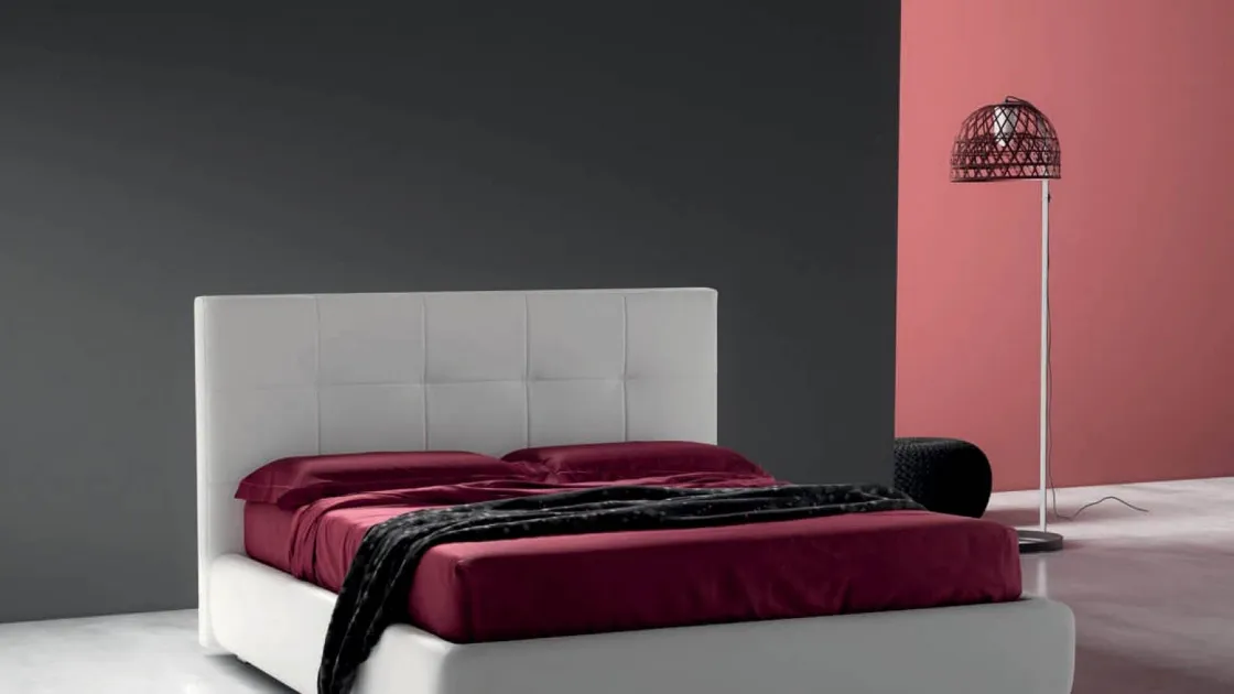 Letto in tessuto trapuntato con testiera Essential di Bside