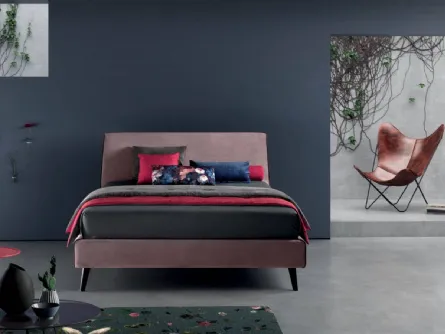 Letto con struttura in legno completamente imbottita e rivestita in tessuto Time di Bside