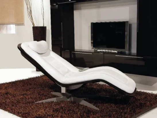 Poltrona con massaggio Shiatsu Rhea in legno rivestito in ecopelle con struttura in metallo di Spaziorelax